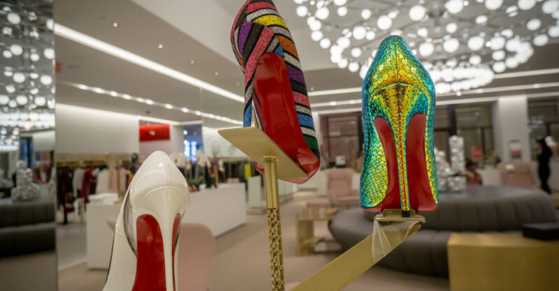 Louboutin ganha uma enorme exposição em paris