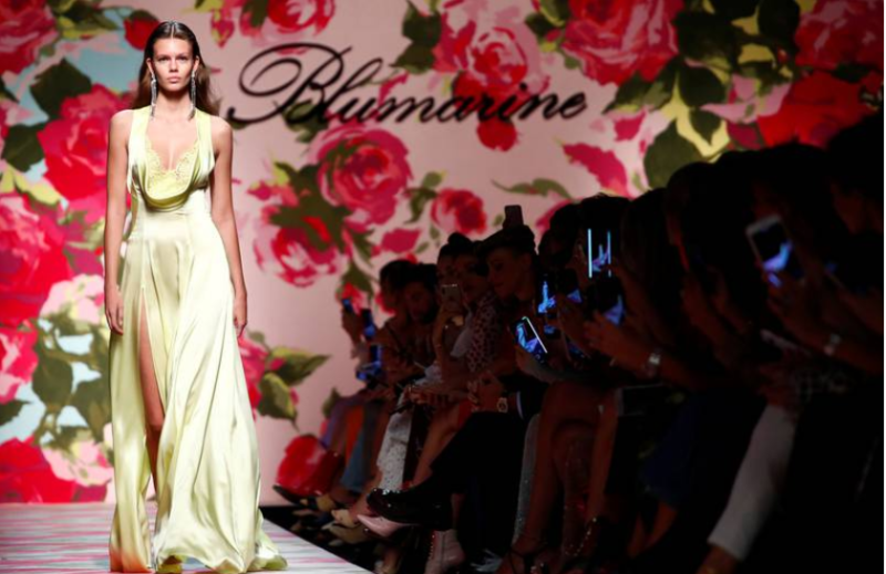 Para a blumarine elegância e gentileza caminham juntas