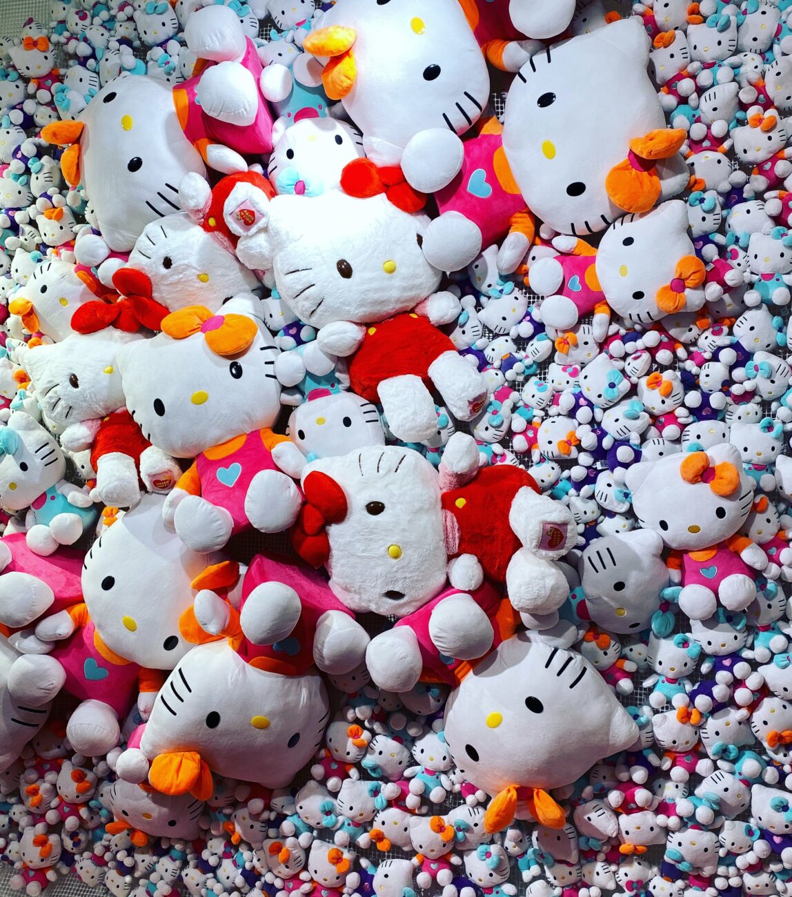 Hello kitty comemora seus 45 anos na galeries lafayette em paris