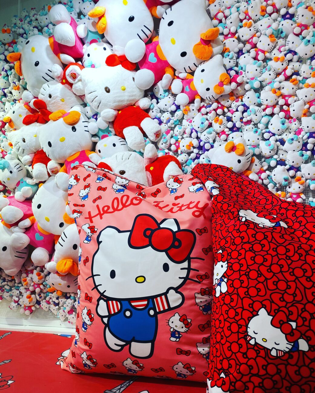 Hello kitty comemora seus 45 anos na galeries lafayette em paris