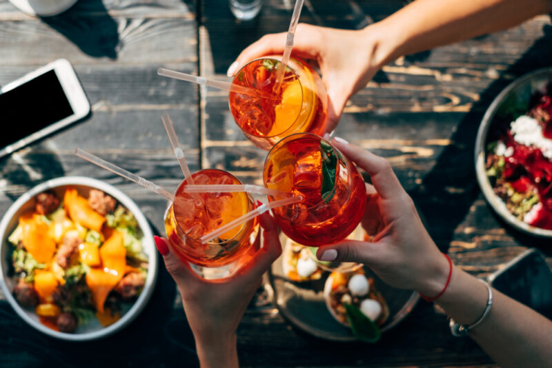 Os melhores bares do mundo para provar um aperol spritz