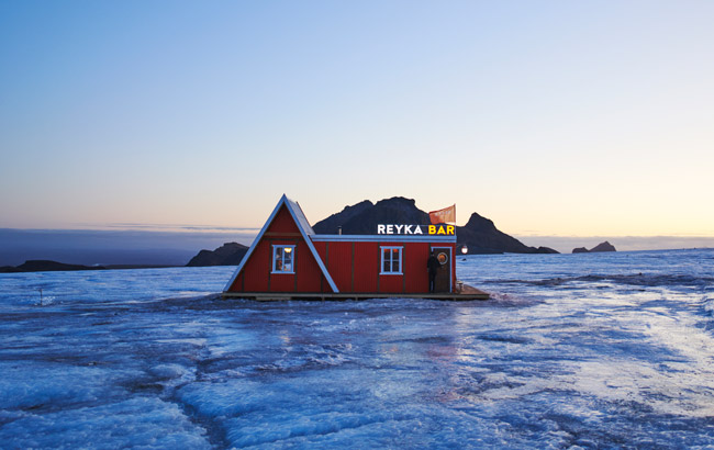 O primeiro vodka bar do mundo em uma geleira acaba de abrir na islândia