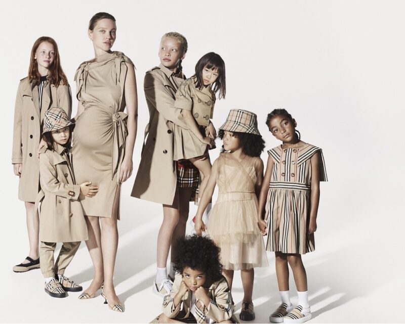 Riccardo tisci apresenta sua primeira campanha de natal para a burberry