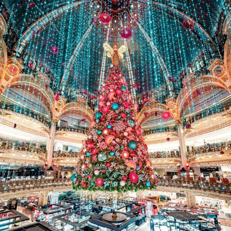 Galeries lafayette inaugura sua tradicional árvore de natal com uma homenagem especialmente doce