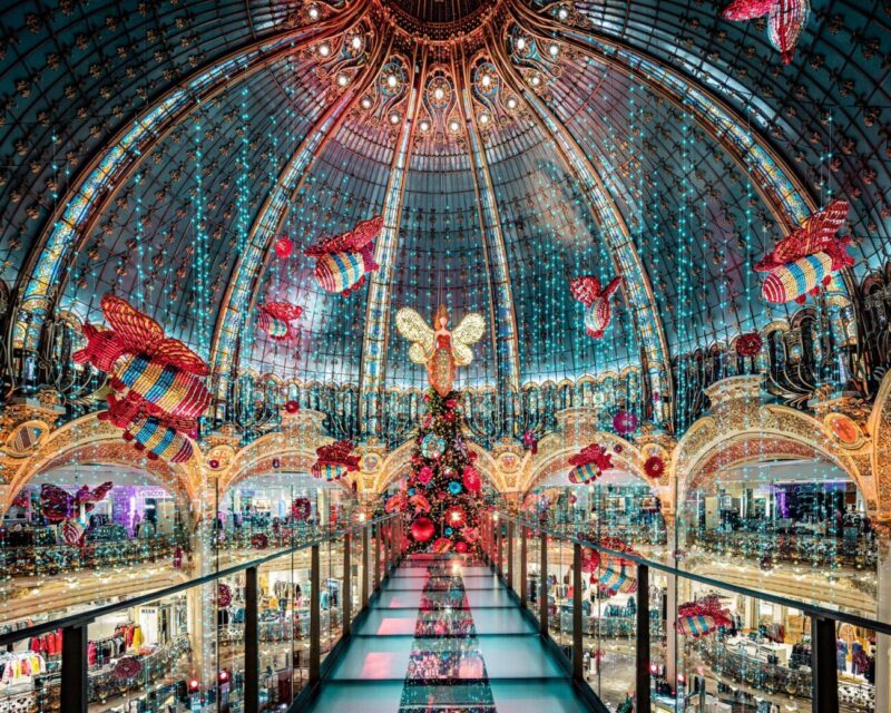 Galeries lafayette inaugura sua tradicional árvore de natal com uma homenagem especialmente doce