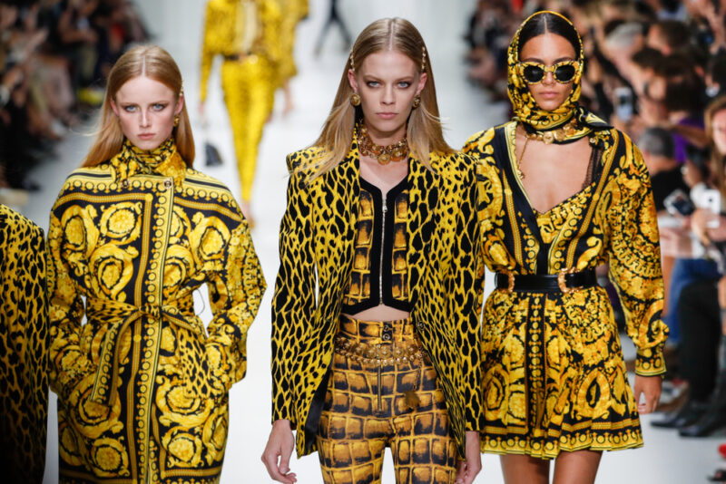 Versace anuncia unificação de desfiles masculinos e femininos