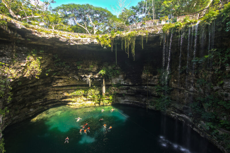 Você pode jantar a 15 metros de profundidade neste cenário sobrenatural no méxico