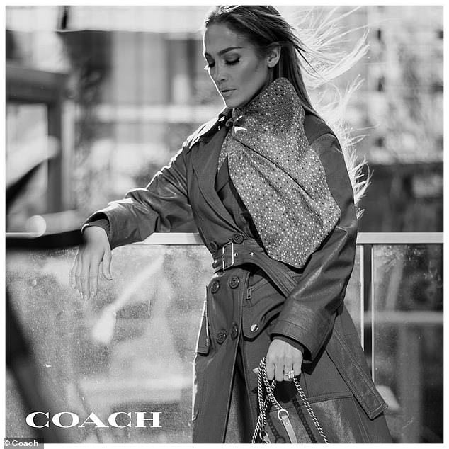 Coach escolhe jennifer lopez como nova embaixadora global