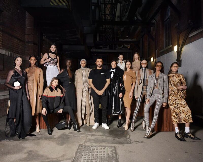 Desfile da burberry fall 2020 cria modernidade através da nostalgia