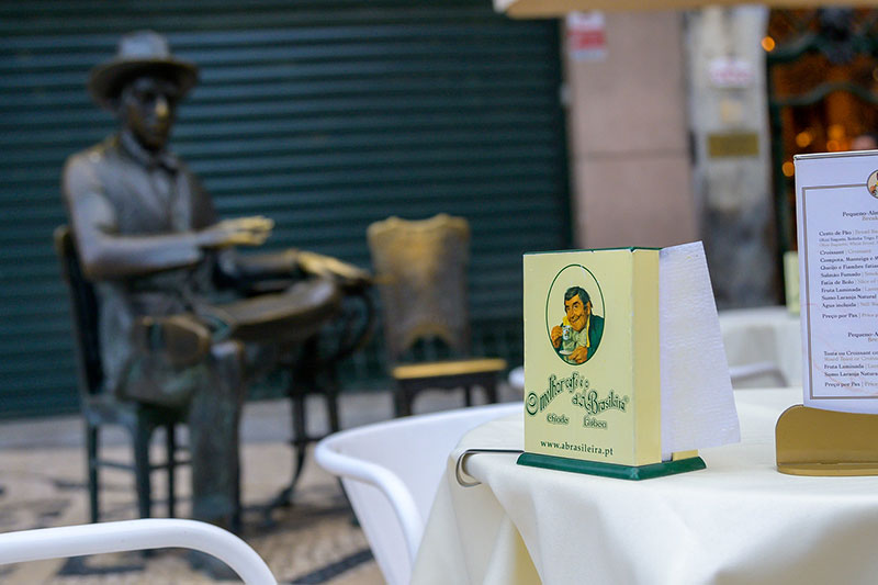 Café a brasileira, um tesouro literário, arquitetônico e artístico em lisboa